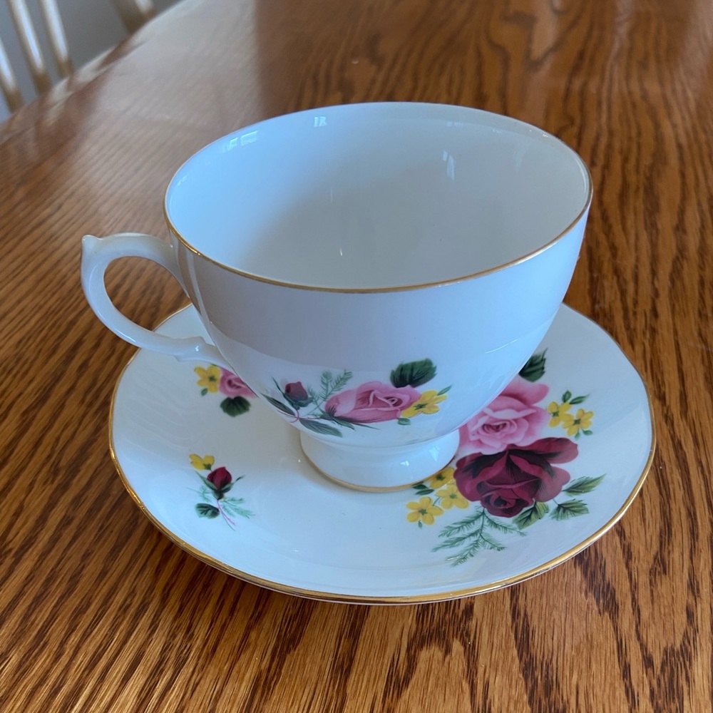 Queen Anne Bone China Made in England Floral Pattern 8289 Teacup and Saucer